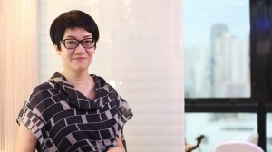 Vicky Lai，擁有20年化妝、髮型和教學經驗，被雜誌譽為8大星級新娘化妝師。除新娘化妝外，也參與不少廣告製作，喜歡多樣創新，2015年更成為首位「Mary Kay亞太區美妝師」，並於各大婚禮雜誌任化妝顧問及專欄寫作。